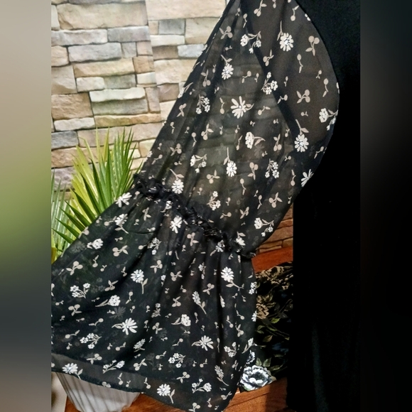 MAURICES Large Feminine Floral‎ Blouse Sheer Sleeves - Picture 2 of 5